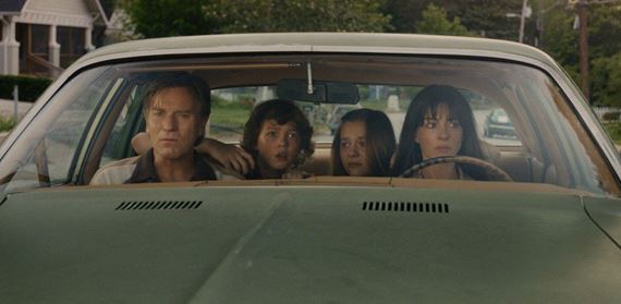 Anne Hathaway a Ewan McGregor zis�uj�, �o sa pokazilo na konci Oak Street